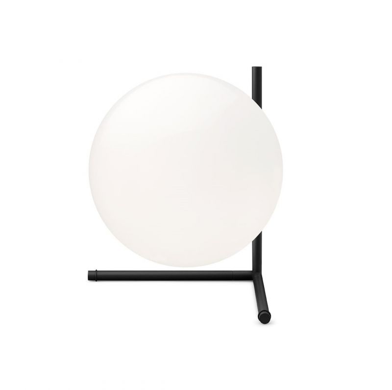 IC Lights T2 Tischleuchte von Flos: Moderne Tischlampe mit schwarzem Gestell und opalweißem Diffusor.